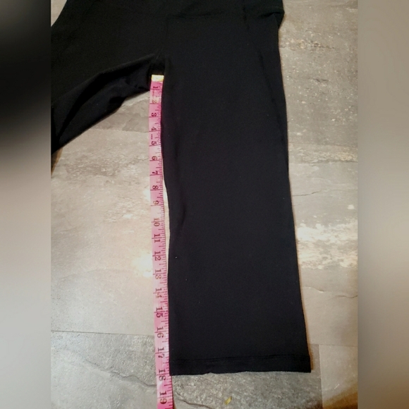 Lululemon cropped pants. Black. Ruched detail. Open at lower back. 18". Size 10. - Picture 11 of 12